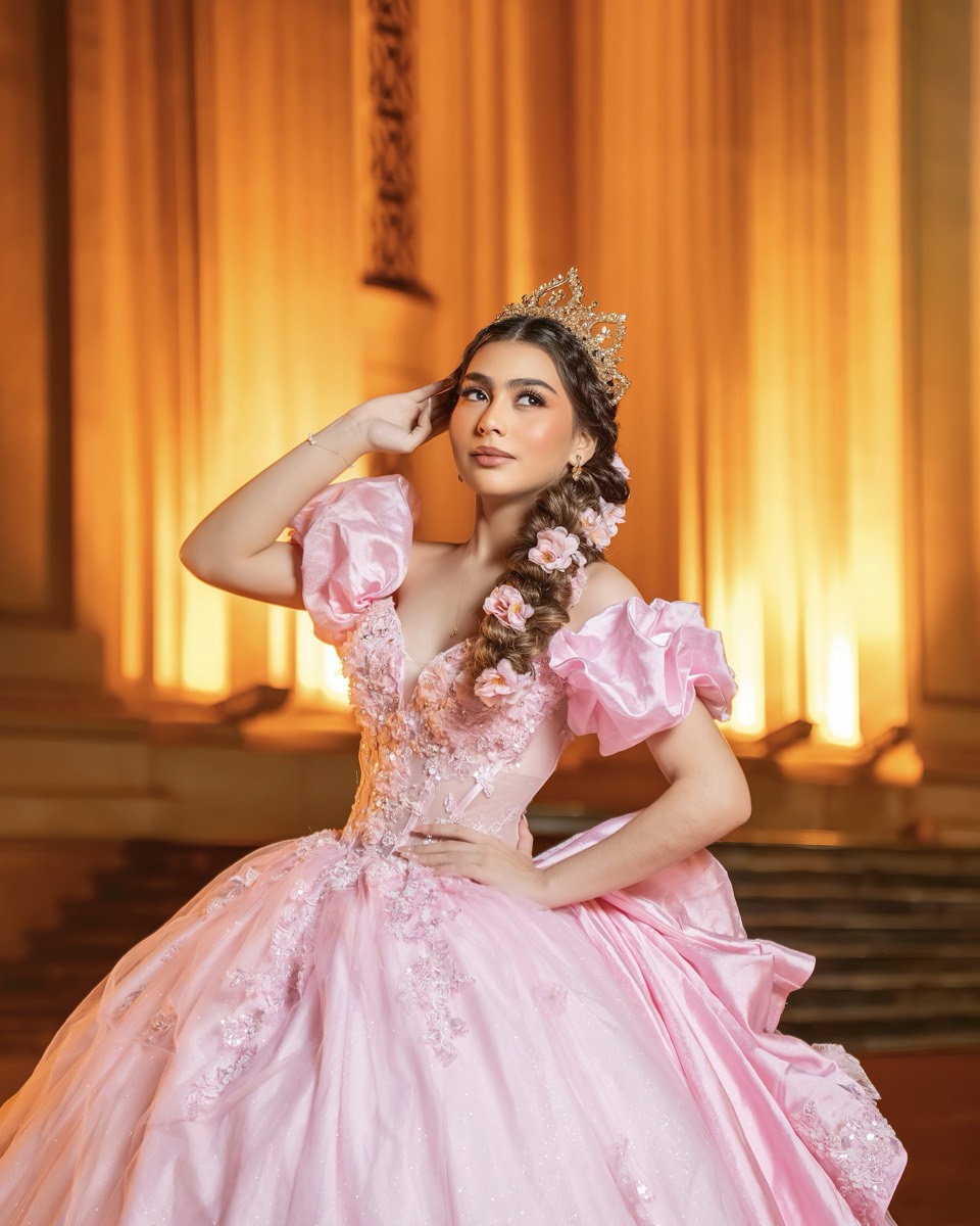 Quinceañera con vestido rosado