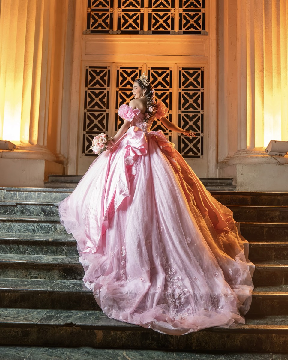 Vestido rosado en las escaleras de Palacio Nacional