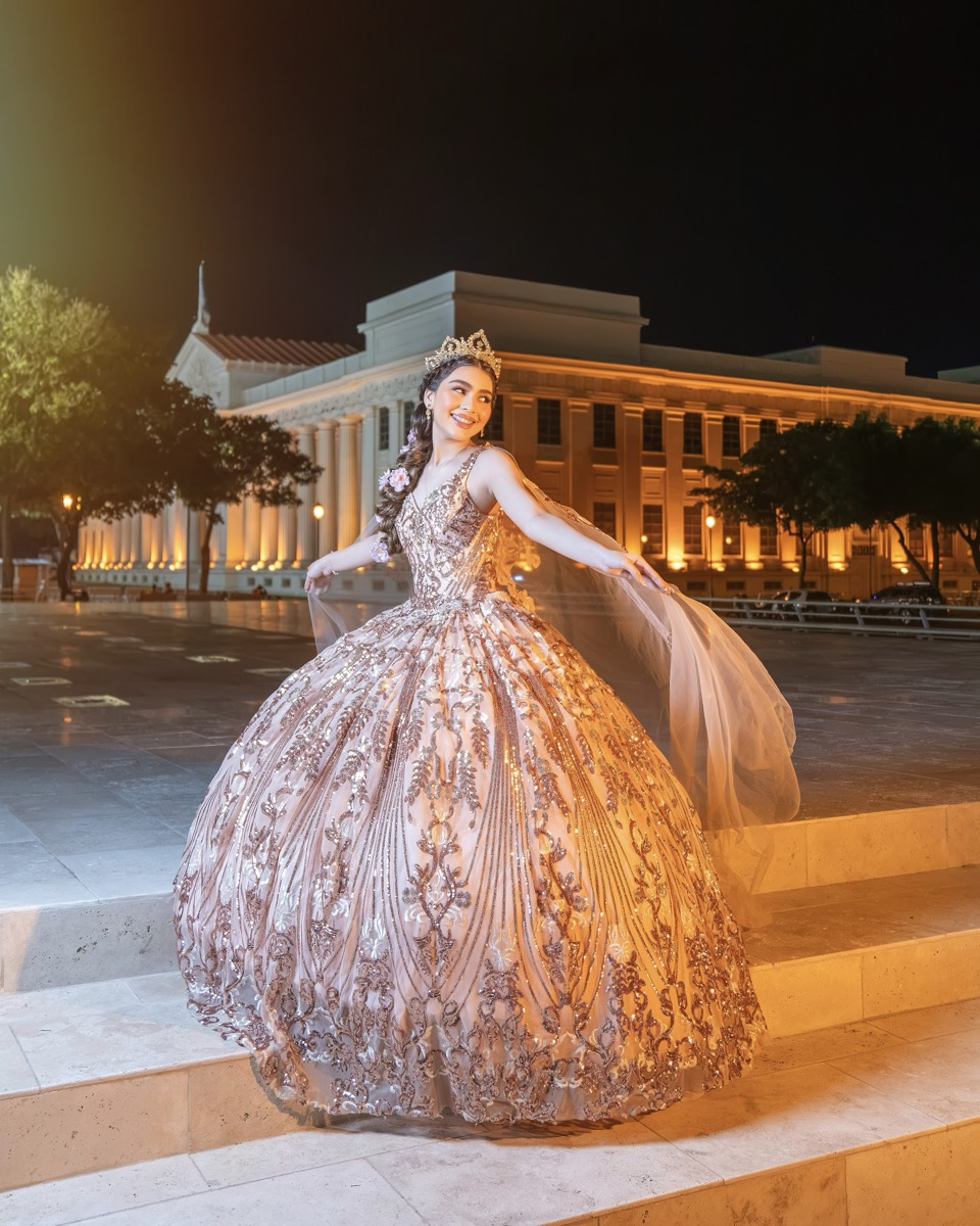 Vestido champagne con capa