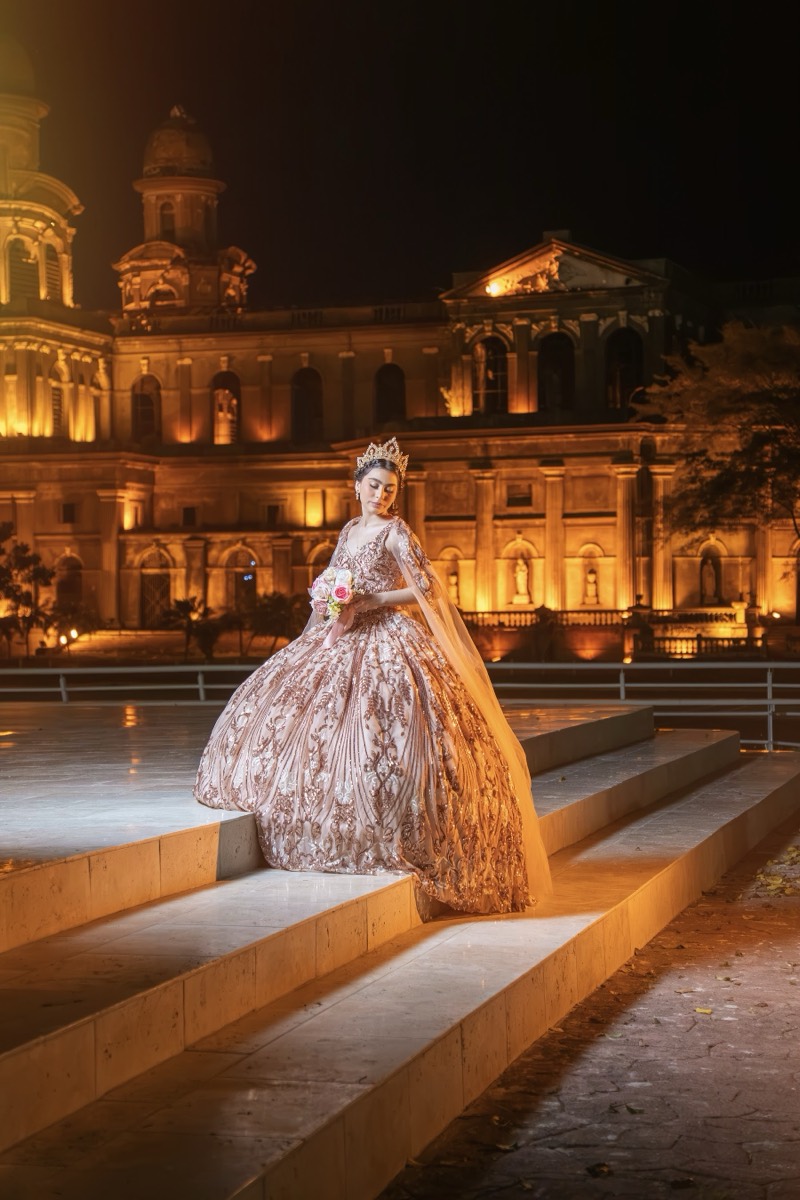 Vestido champagne en las gradas