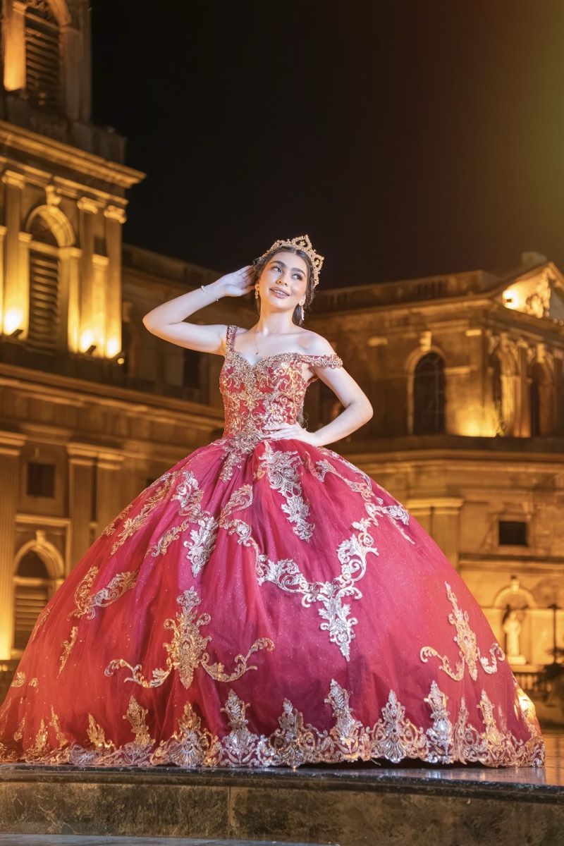 Quinceañera con vestido rojo y dorado