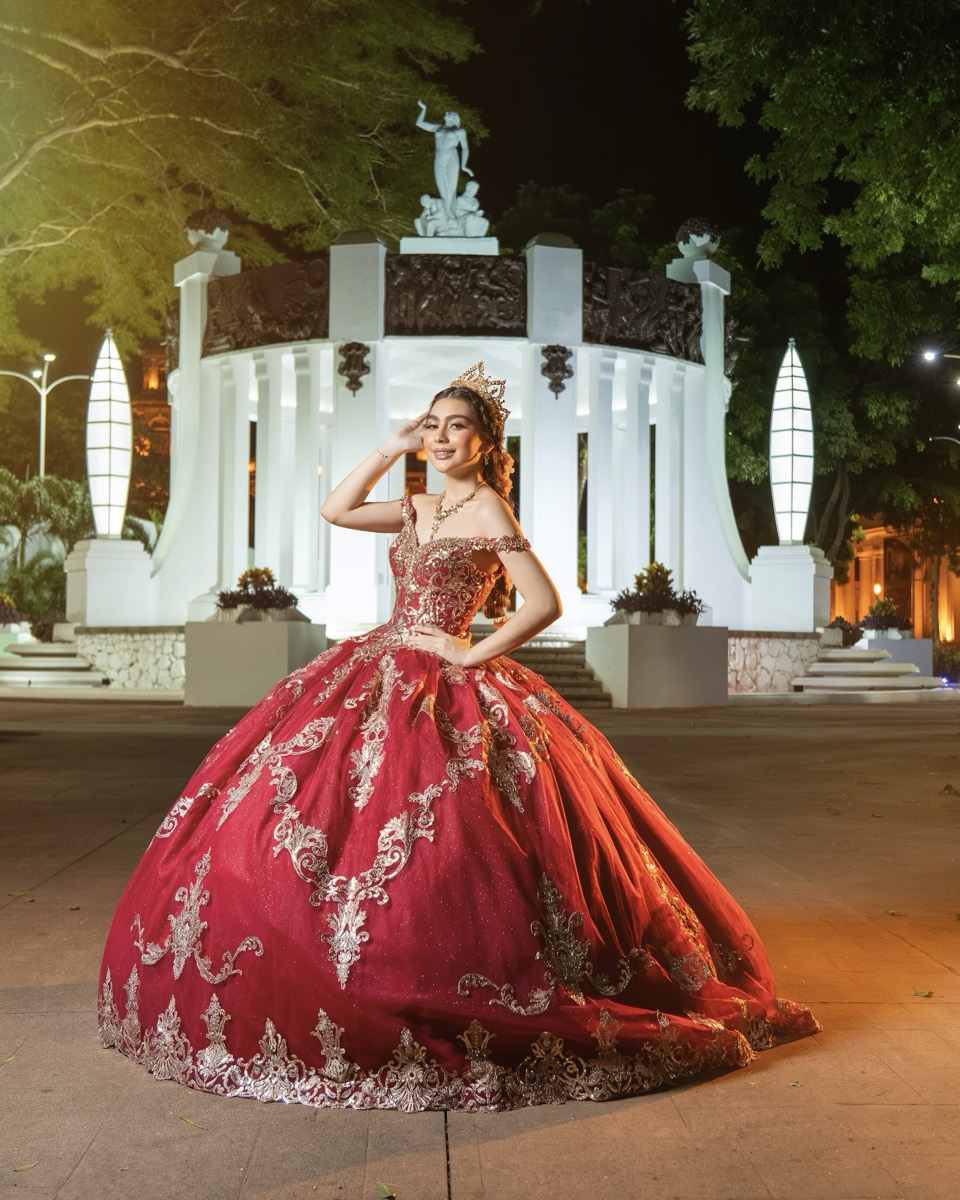 Vestido rojo en la plaza