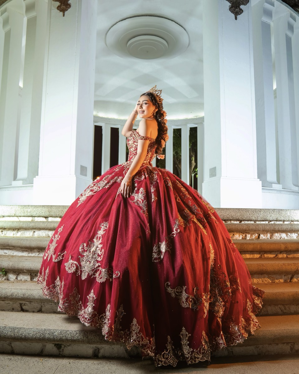 Vestido rojo frente a la rotonda blanca